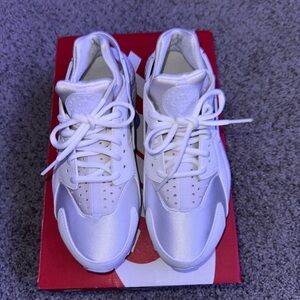 Nike WMNS Air Huarache Run Sneakers - White/White size 9.5~ 634835-108